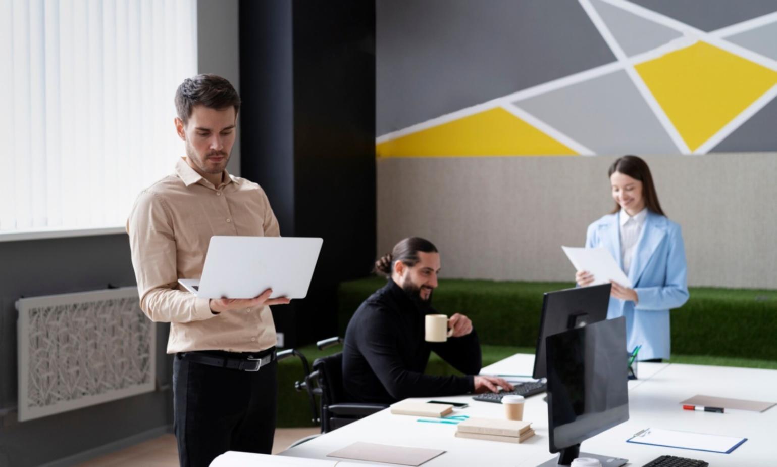 Empresario revisando indicadores financieros en su oficina